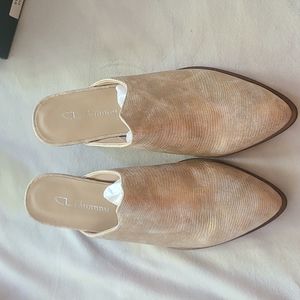 Beautiful Mule - Metallic Champagne Lizard texture - size 8 - CL by Laundry